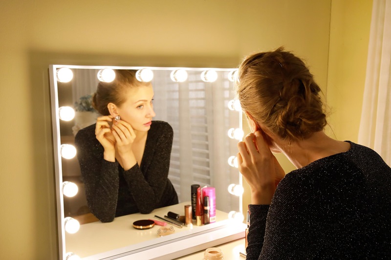 LED bulb light for mirror