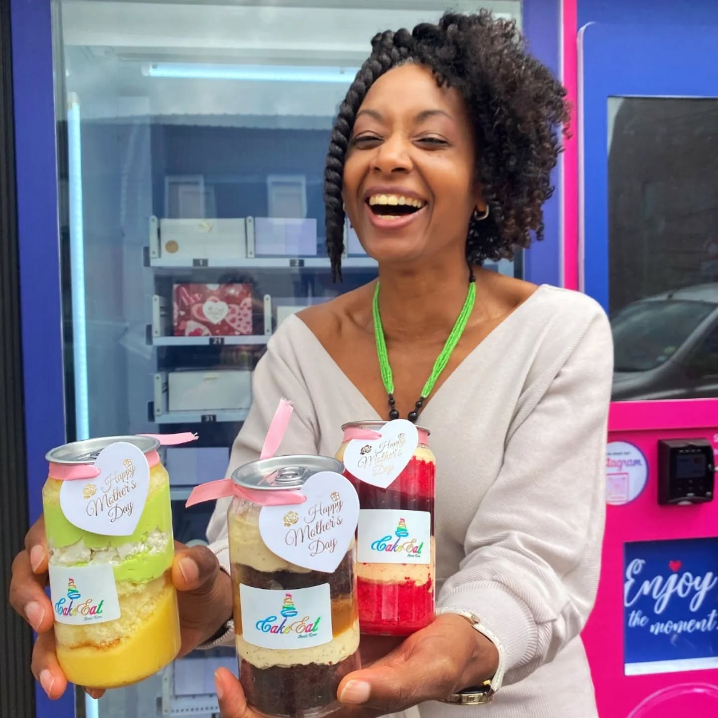 This cake vending machine can be not only sell cupcakes but also other bakery products.