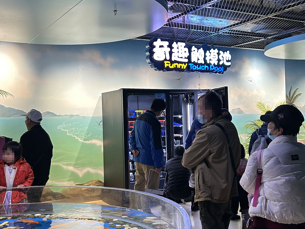 weimi live fish vending machine at Guangzhou Ocean Aquarium. best solution for selling live fish. not only boost ocean park's revenue, but also increase amusement for customers