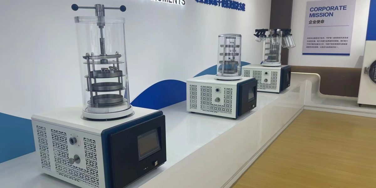 Geliss ZLGJ lab-scale vacuum lyophilizers with manifold and chamber configurations, designed to preserve sample integrity and boost R&D efficiency in laboratories.