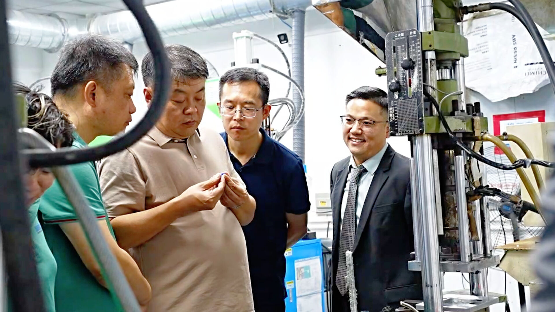 Warmly welcome Ju Qun, deputy general manager of Sinopharm (Shanghai) Medical Engineering Technology Co., Ltd., to visit and guide! Cohesion is rushing to the peak, and the blood is burning.