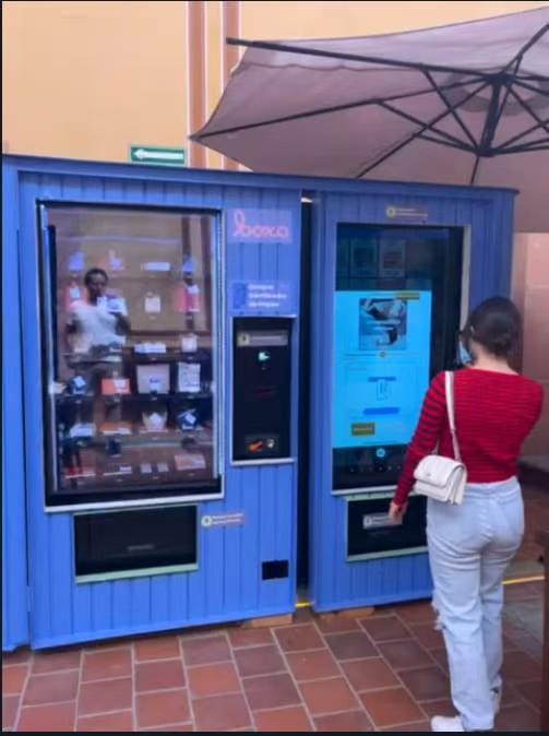 Outdoor Combo Vending Machine with Weatherproof Shelter High Value for Street Food Snacks
