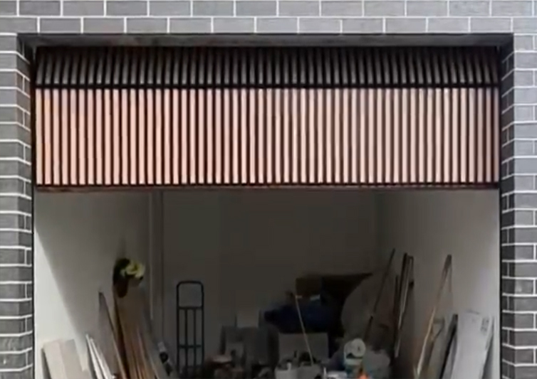 puerta de garaje de rejilla de aluminio con cerca