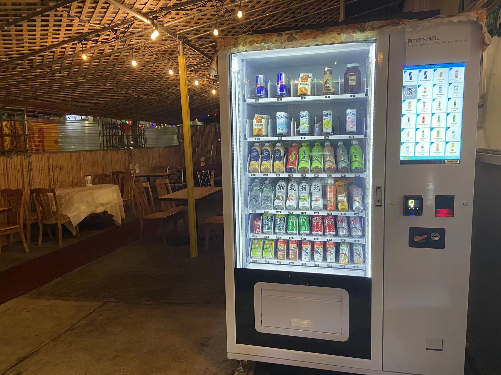Intelligent Elevator Food Vending Machine with 21.5-inch touchscreen & card reader in USA