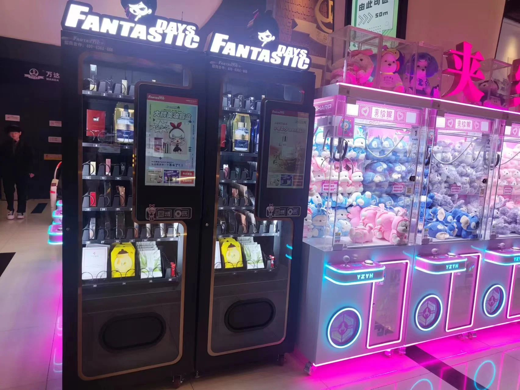 Custom Travel Accessories Vending Machine with Card Reader for Tourism