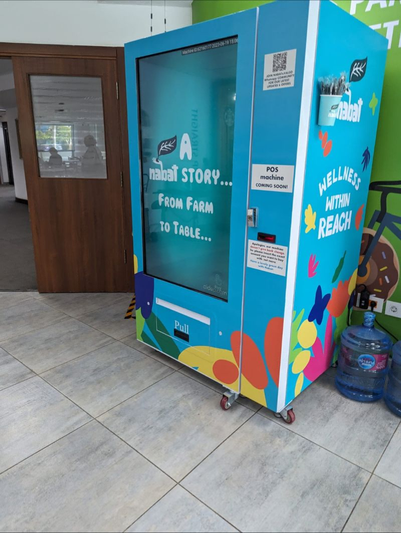 Large Touchscreen Refrigerated Food Snacks Vending Machine with LCD Advertising Screen in Egypt