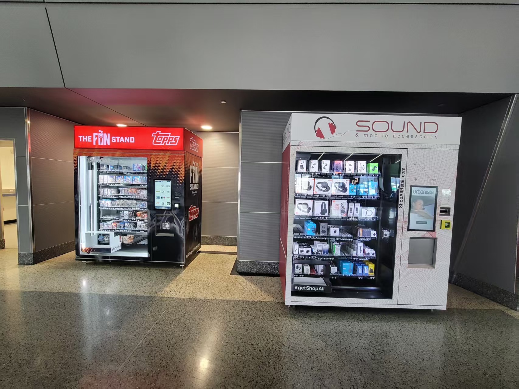 3C Products Electronics Vending Machine with Custom Branding for Airport Transport Stations