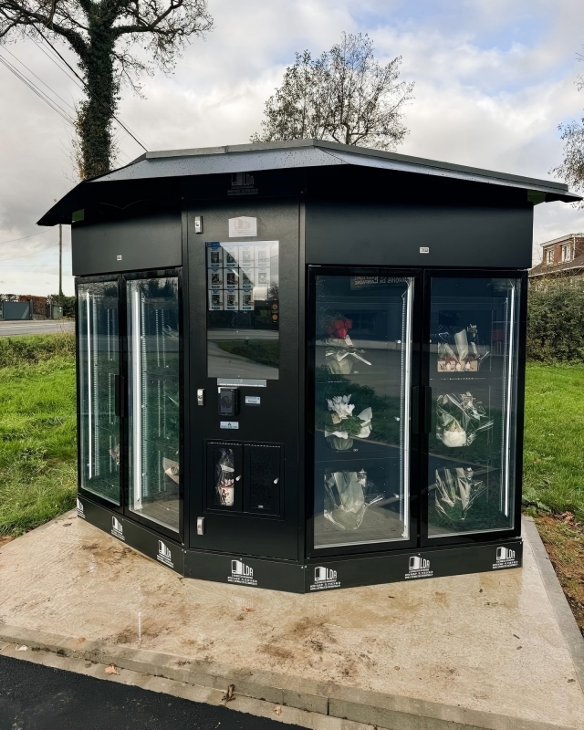 Outdoor Flower Vending Machine with Canopy Customized Lockers in France