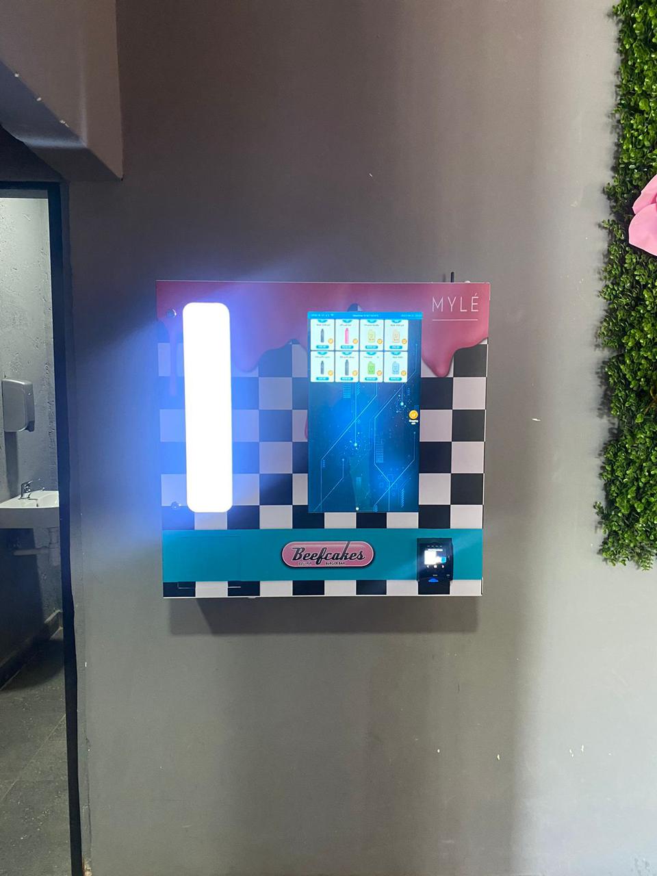 Self Service Laundry Vending Machine for Soap Bleach Softeners Laundry Bags in Laundromat