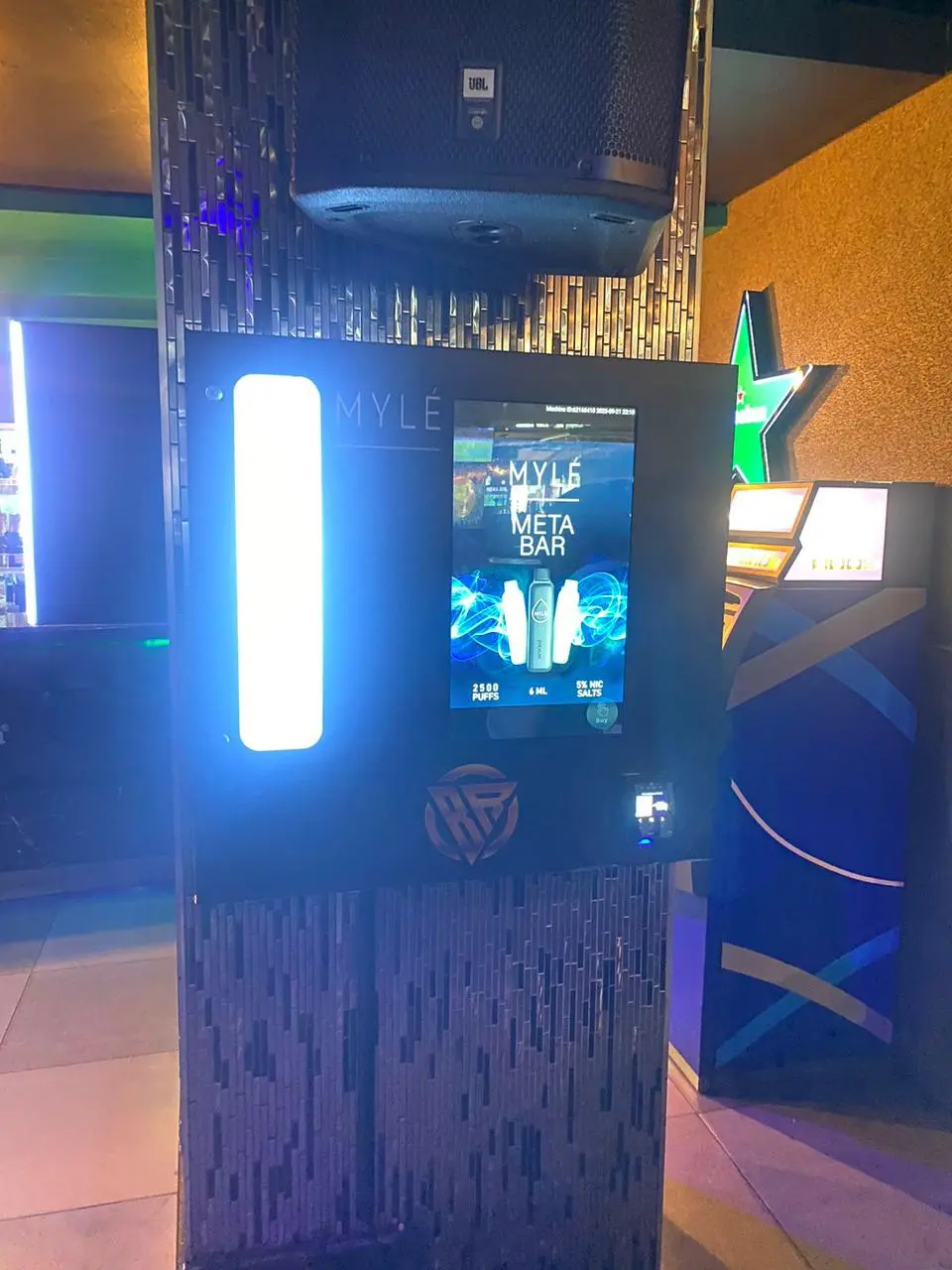 Self Service Laundry Vending Machine for Soap Bleach Softeners Laundry Bags in Laundromat