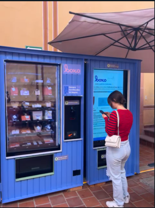 Outdoor Combo Vending Machine with Weatherproof Shelter High Value for Street Food Snacks