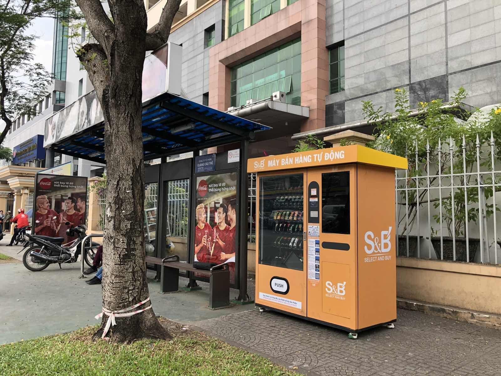 Máquina expendedora de snacks en una calle de Vietnam