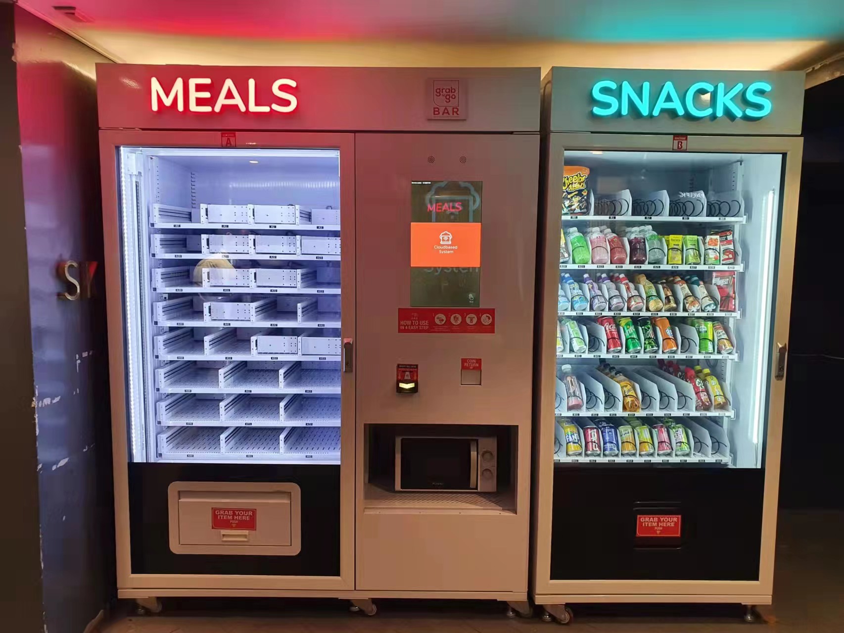 Combo two in one big capacity snack meal vending machine with microwave to heat food and elevator for safe delivery in Malaysia