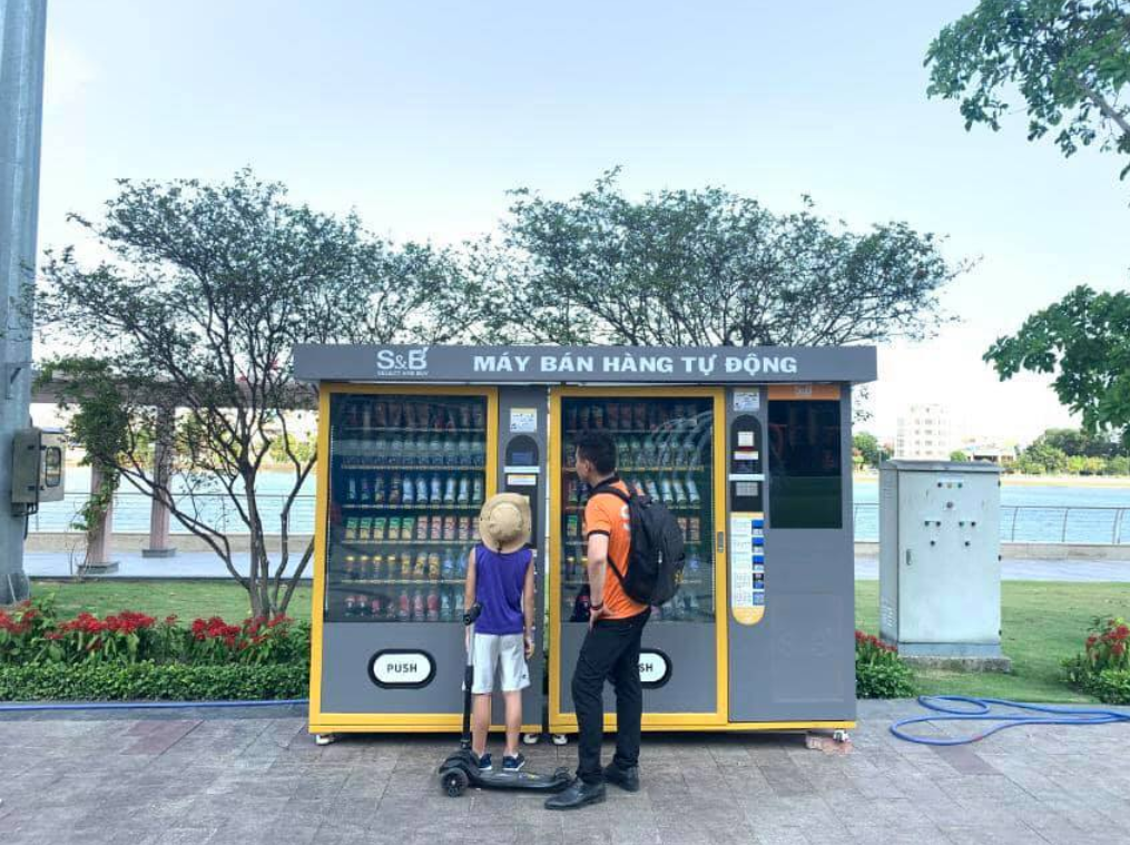 Micron smart snack drink vending machine in Vietnam New arrival snack and cold drink vending machine with card reader and coin machine in club, this vending machine accept customize like size, style, payment system..