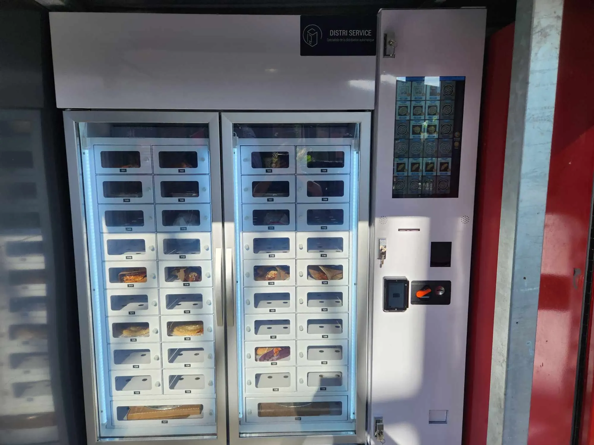 Weimi bread locker vending machine with cooling system in France