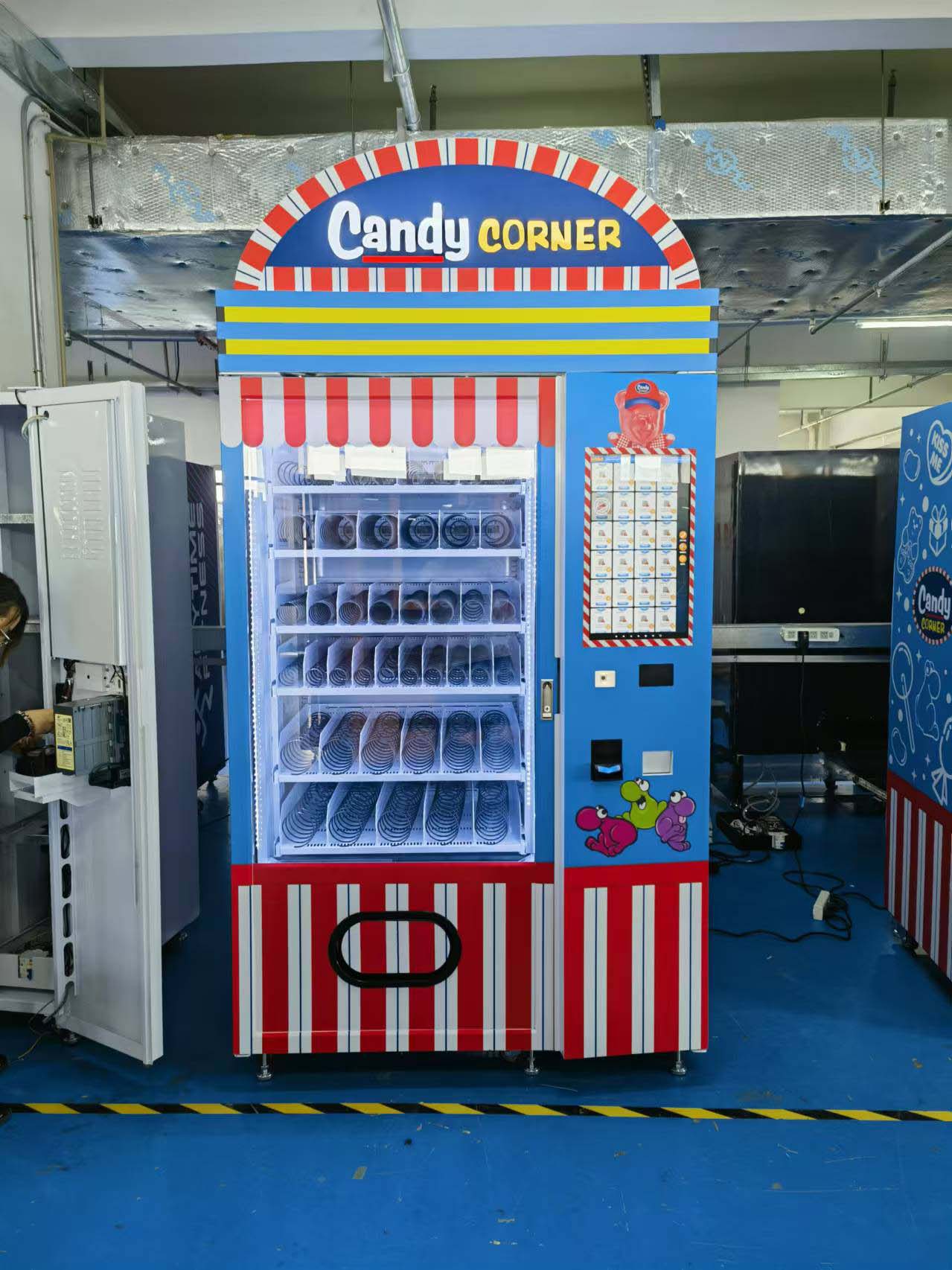 Weimi customized Candy vending machine for Malaysia with 21.5 inch touchscreen card reader and remote management system