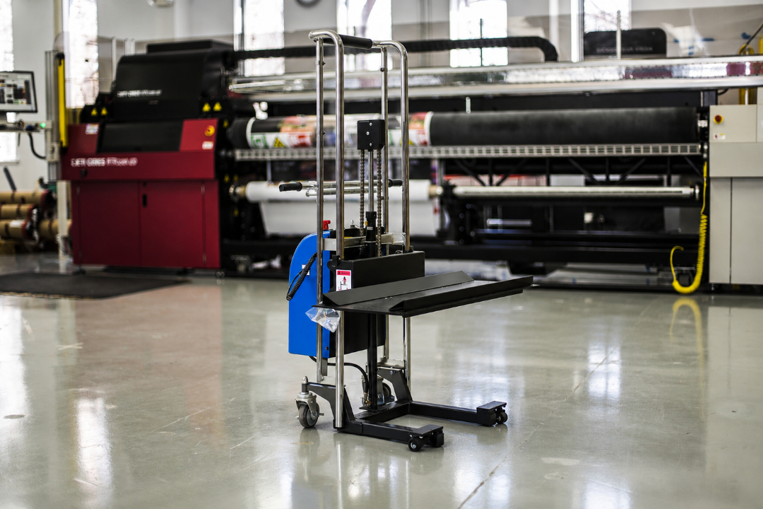 SINOLIFT electric hydraulic paper roll lifter in a printing workshop