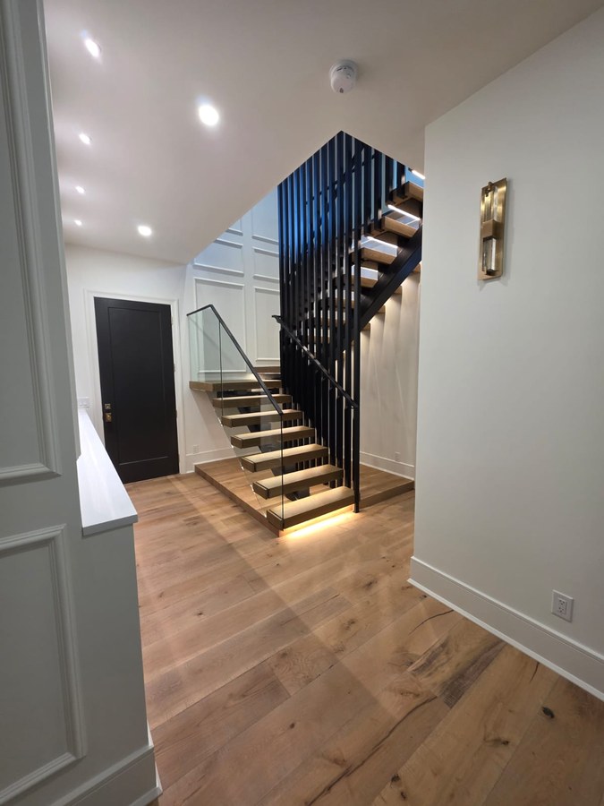 Charleston square tube staircase with under-tread light vertical screen and glass balustrade